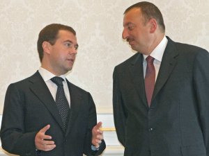 Ильхам Алиев отметил вклад Дмитрия Медведева в Карабахское урегулирование