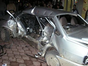 В Баку автомобиль врезался в столб: погибли 2 человека