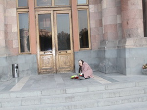 70-летняя женщина легла у здания правительства, требуя встречи с Саркисяном - ВИДЕО