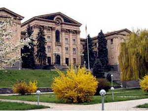 У здания парламента Армении проходит акция протеста против открытия иноязычных школ