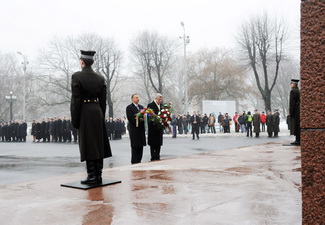 Ильхам Алиев посетил монумент «Свобода» в Риге - ФОТО