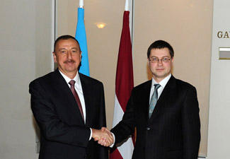 Ильхам Алиев встретился с премьер-министром Латвии Валдисом Домбровскисом - ФОТО