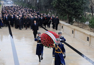 Президент Азербайджана почтил память жертв 20 января - ФОТО