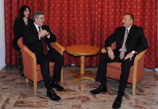 Президент Ильхам Алиев пригласил Президента Польши Бронислава Коморовского в Азербайджан