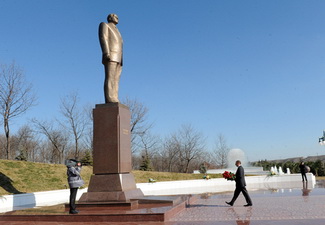 Ильхам Алиев посетил памятник общенациональному лидеру Гейдару Алиеву в Товузе - ФОТО