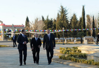 Ильхам Алиев посетил памятник Гейдару Алиеву в Самухе - ФОТО