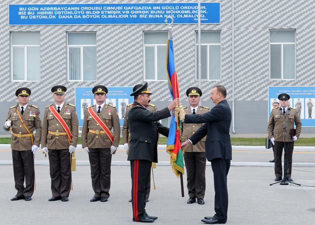 Ильхам Алиев вручил боевое знамя Войскам гражданской обороны - ФОТО - ОБНОВЛЕНО