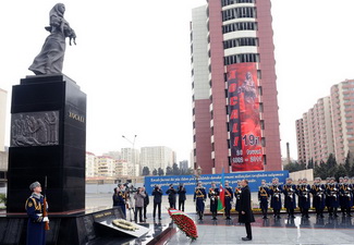 Ильхам Алиев возложил цветы к Монументу Ходжалинскому геноциду - ФОТО
