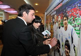 АФФА провела акцию, посвященную 8 марта и ЧМ-2012 - ФОТО