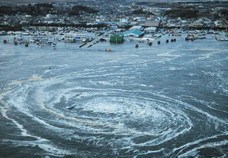 Мощнейшее цунами смывает Японию в море - ФОТО - ВИДЕО