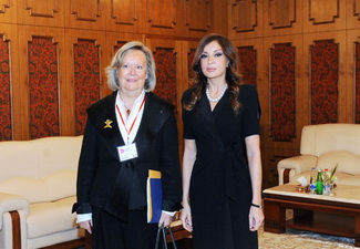 Мехрибан Алиева встретилась с почетным президентом парламента Бельгии