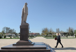 Ильхам Алиев посетил памятник общенациональному лидеру Гейдару Алиеву в Масаллы - ФОТО