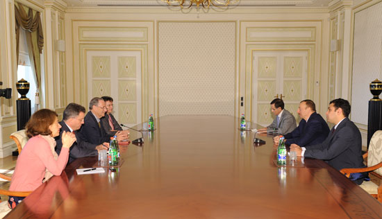 Ильхам Алиев принял делегацию во главе с сенатором Амбруазом Дюпоном