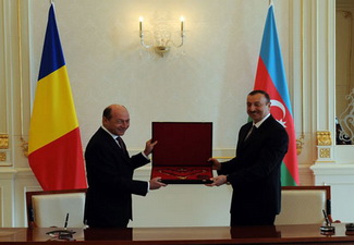 В Баку состоялась церемония награждения президентов Азербайджана и Румынии высшими орденами - ФОТО