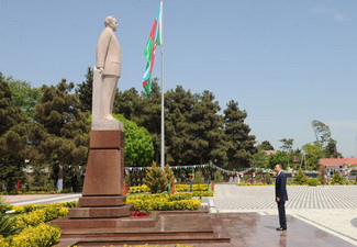 Ильхам Алиев посетил памятник Гейдару Алиеву в городе Саатлы - ФОТО