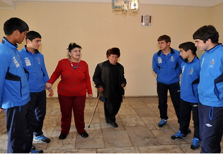Благотворительная акция с участием футболистов юношеской сборной Азербайджана - ФОТО