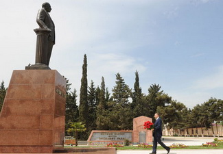Ильхам Алиев посетил памятник Гейдару Алиеву в Имишли - ФОТО