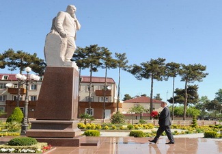 Ильхам Алиев посетил памятник Гейдару Алиеву в Агджабеди