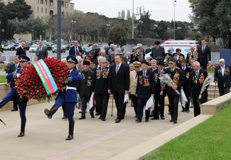 Президент Азербайджана посетил памятник Ази Асланову по случаю Дня Победы - ФОТО