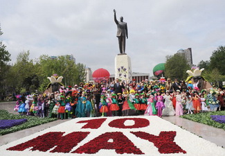 Ильхам Алиев принял участие в организованном в столице Празднике цветов - ФОТО