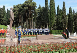 Президент Азербайджана почтил память Гейдара Алиева - ФОТО