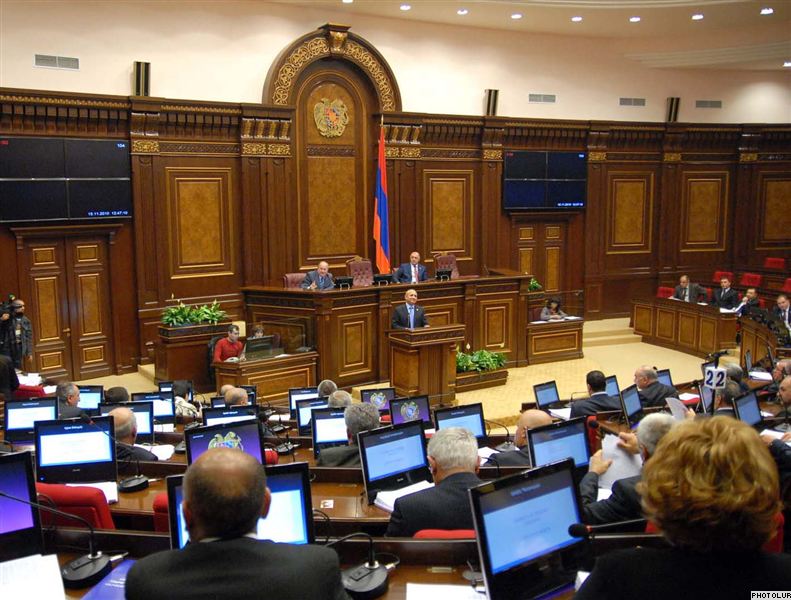 Армянский депутат играет в компьютерные игры во время заседания парламента