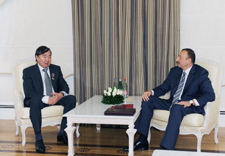 Ильхам Алиев вручил Олжасу Сулейменову высокую награду орден «Достлуг»