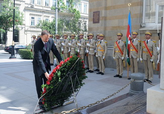 Ильхам Алиев посетил памятник,  возведенный в честь Азербайджанской Демократической Республики - ФОТО