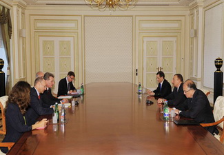 Ильхам Алиев принял делегацию во главе с Гюнтером Оттингером