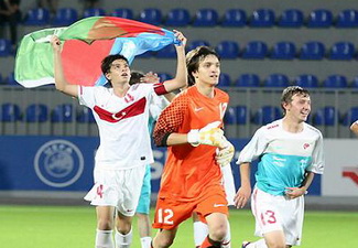 Сборная Турции по футболу празднует победу на «Кубке Каспия» с флагом Азербайджана - ФОТО
