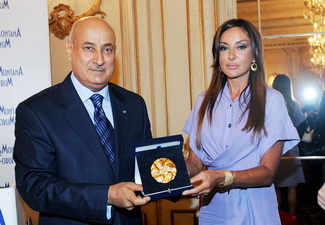 Первой леди Азербайджана Мехрибан Алиевой вручена Золотая медаль Форума Кранс Монтана - ФОТО