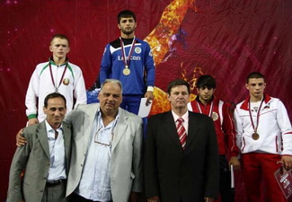 Борец Эльдениз Азизли стал чемпионом Европы
