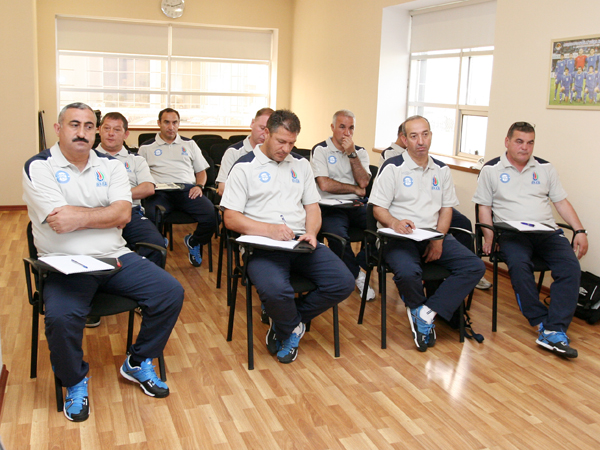 Ведущие азербайджанские футбольные тренеры борются за категорию Pro - ФОТО