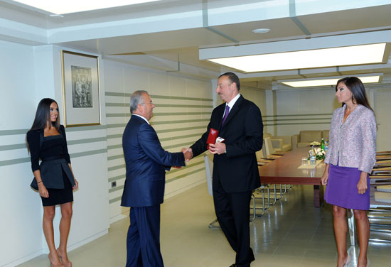Ильхам Алиев вручил ордена и медаль группе общественных деятелей - ФОТО