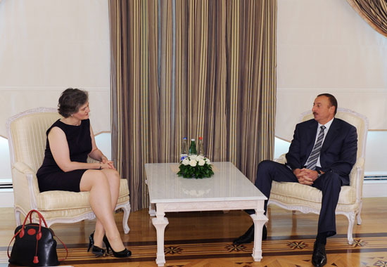 Ильхам Алиев принял посла Великобритании в Азербайджане