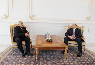 Ильхам Алиев принял посла Румынии в Азербайджане