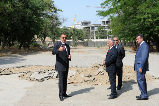 Ильхам Алиев побывал на территории в Наримановском районе Баку, где закладывается парк Деде Горгуд - ФОТО