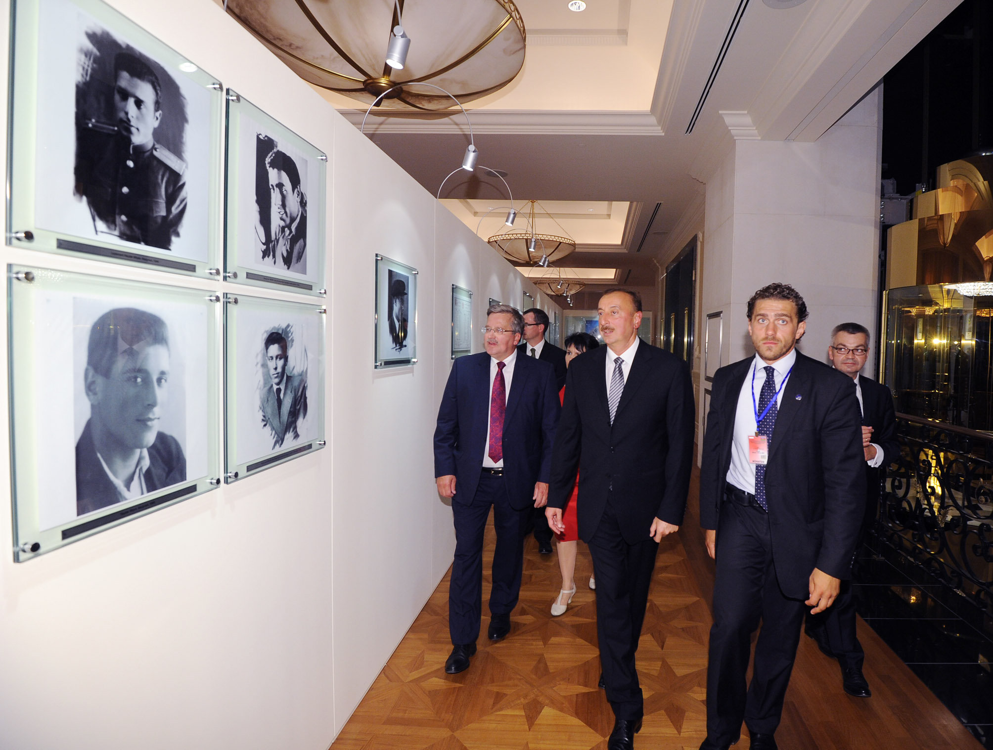 Президент Польши Бронислав Коморовский посетил Фонд Гейдара Алиева - ФОТО