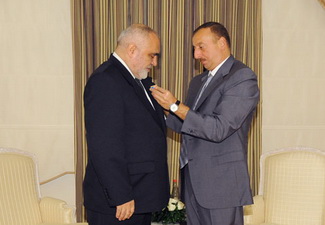 Ильхам Алиев наградил посла Румынии в Азербайджане орденом «Достлуг» - ФОТО