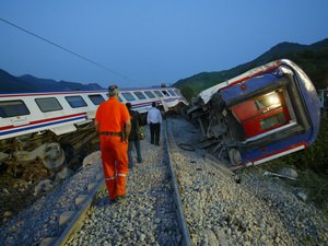 Под Тбилиси частично сошел с рельсов грузовой поезд, перевозивиший автомобили и продукты