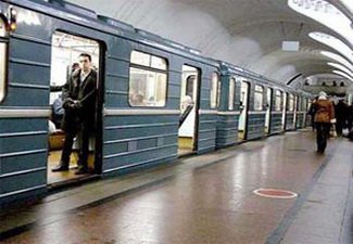 В Бакинском метро мужчина упал на рельсы