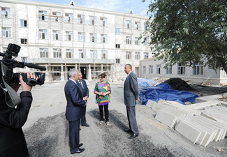 Ильхам Алиев ознакомился с ходом строительных работ в школах Ясамальского и Насиминского районов - ФОТО