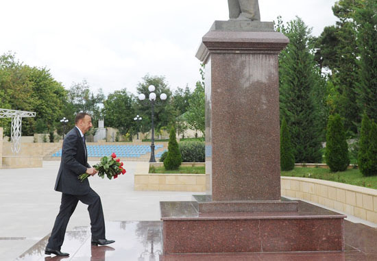 Ильхам Алиев посетил памятник Гейдару Алиеву в Шамахе - ФОТО