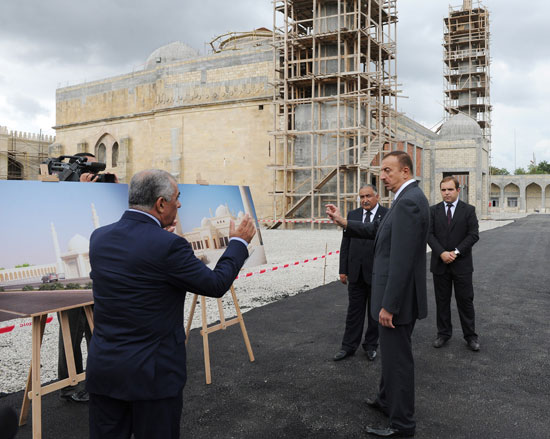 Ильхам Алиев ознакомился с реконструкцией мечети Джума в Шамахе - ФОТО