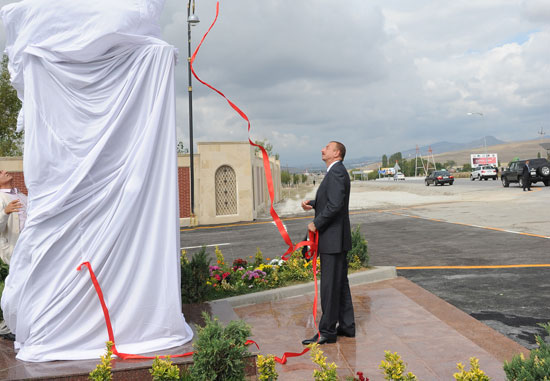 Ильхам Алиев принял участие в открытии памятника Мирзе Алекперу Сабиру - ФОТО