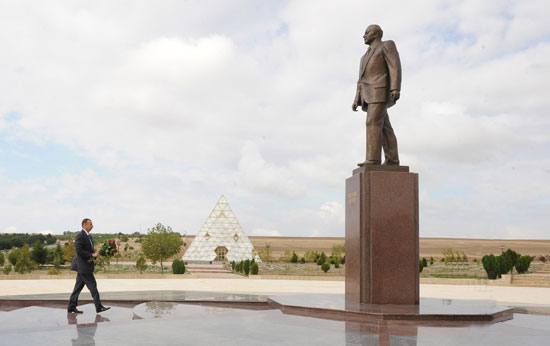 Ильхам Алиев посетил памятник Гейдару Алиеву в Гобустане