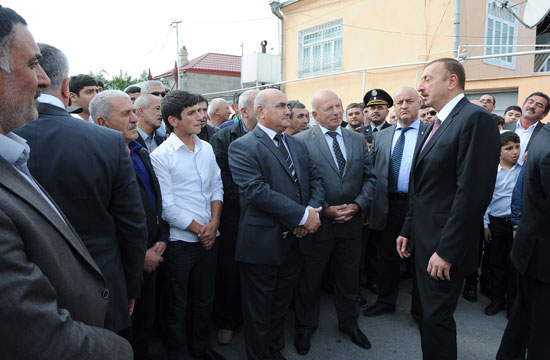 Ильхам Алиев встретился с жителями поселка Красная Слобода - ФОТО