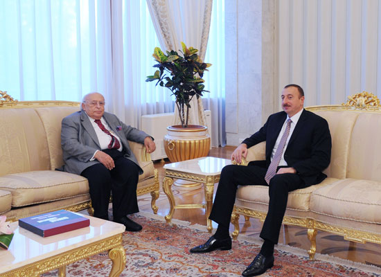 Президент Ильхам Алиев встретился с Сулейманом Демирелем
