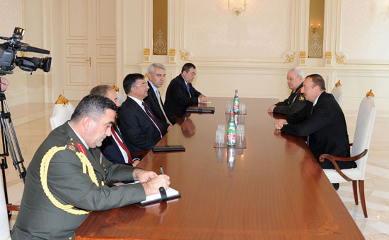 Ильхам Алиев принял министра национальной обороны Турции - ФОТО
