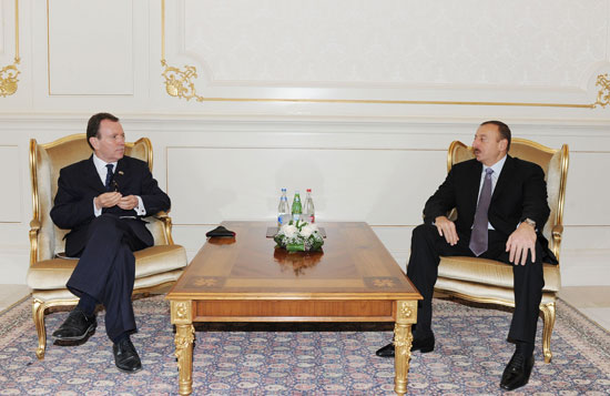 Ильхам Алиев принял новоназначенного посла Великобритании в Азербайджане - ФОТО